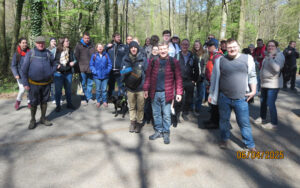 Gruppenfoto der Freizeitgruppe im Wald