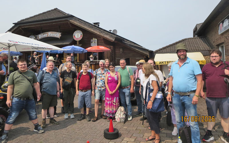 Die Freizeitgruppe vor der Biker Ranch