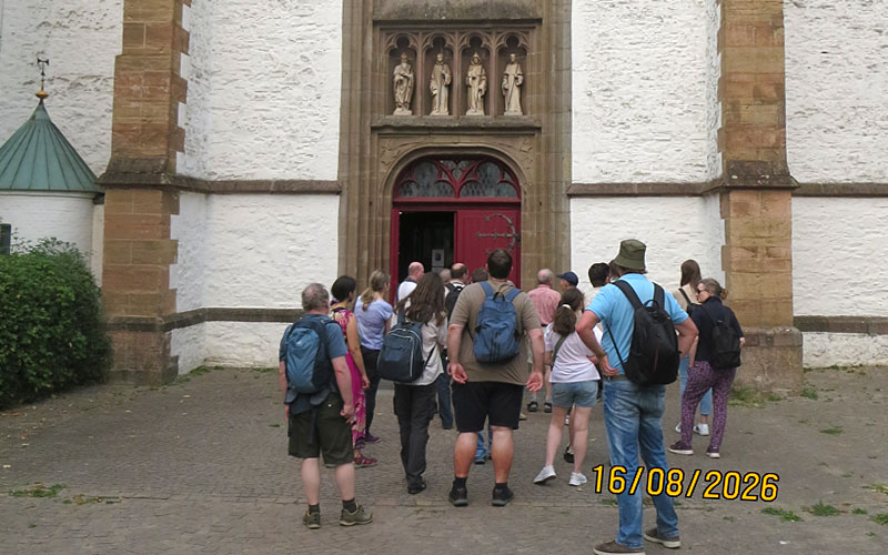 Die Freizeitgruppe vor dem Eingang der Abtei